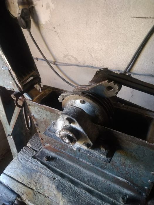 Vând moara cu ciocane în stare foarte bună de functionare