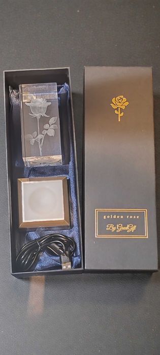 Вечна 3D Гравирана Роза в Кристал - Луксозен Подарък за Свети Валентин