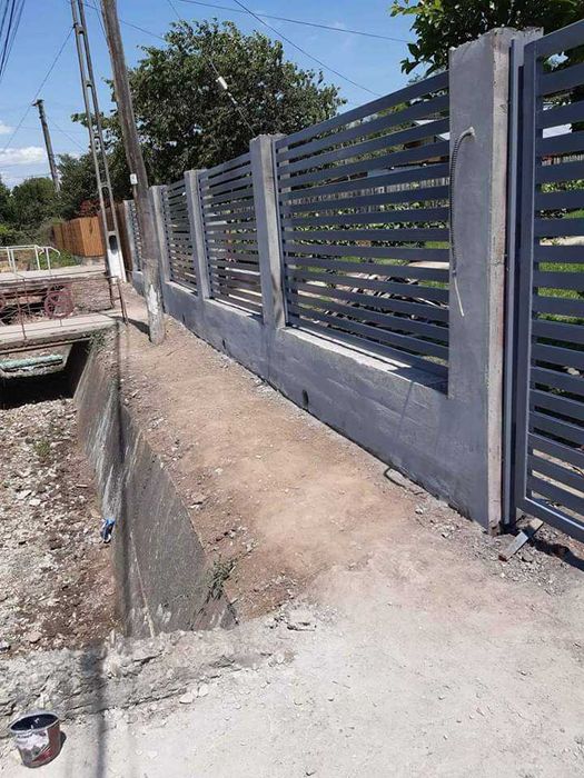 Garduri din panouri stil jaluzele, sipca metalica, tabla, plasa si BCA