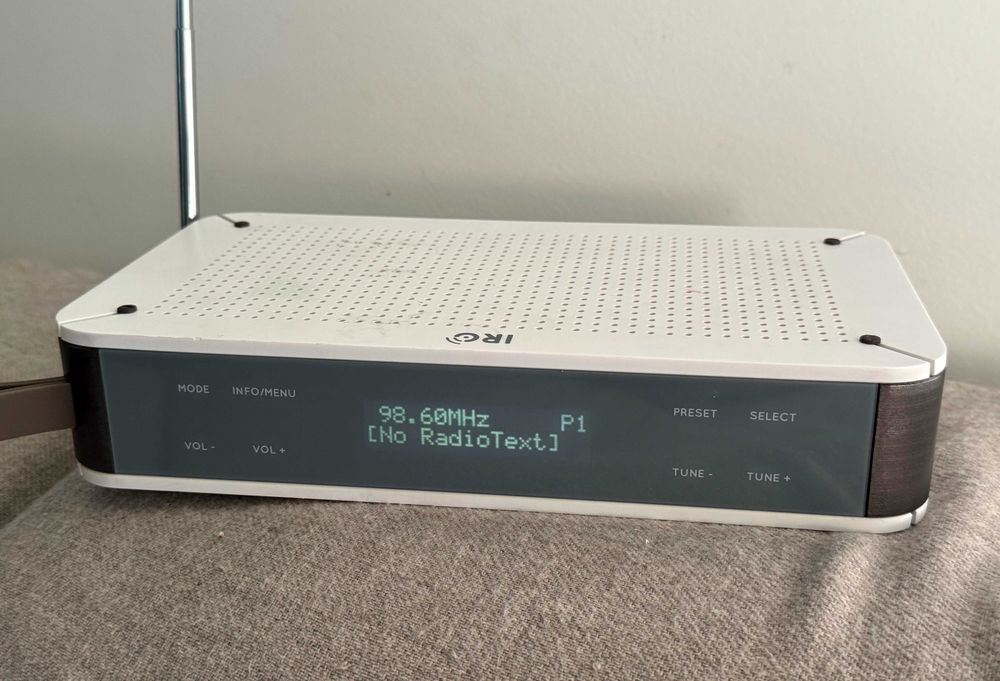 Radio Digital IRC DAB+ FM Bluetooth NFC IKR1520