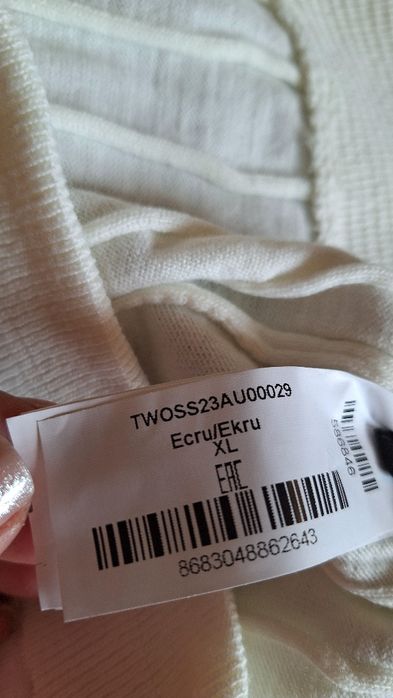 Предлагам дамски комплект в бяло