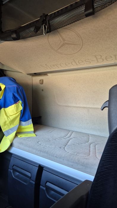 Camion Mercedes Actros cu macara Hiab