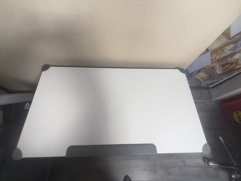 Birou reglabil pe înălțime