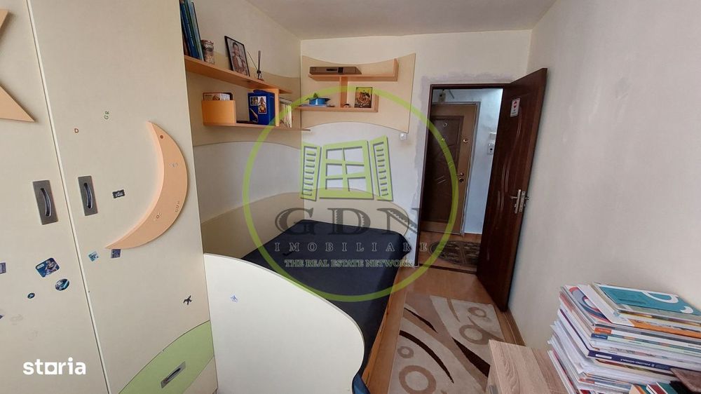 Apartament trei camere semidecomandat, etajul 5, Craiovita zona Niella