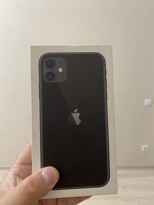 iPhone 11 на 128 GB в классическом чёрном цвете.