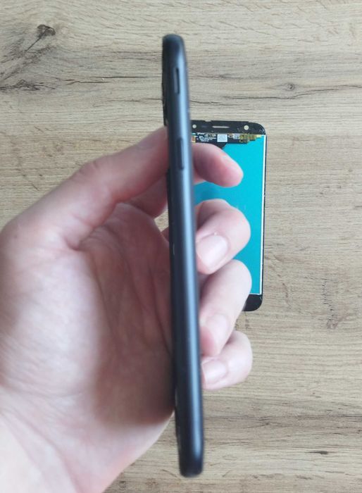 Samsung Galaxy J3 (2017) SM-J330FN без екран – за части или ремонт