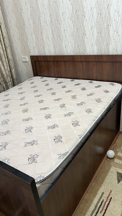 кровать с мотрасом в отличном состоянии
