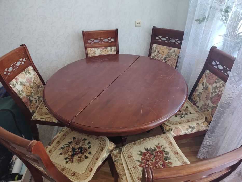 Стол со стульями