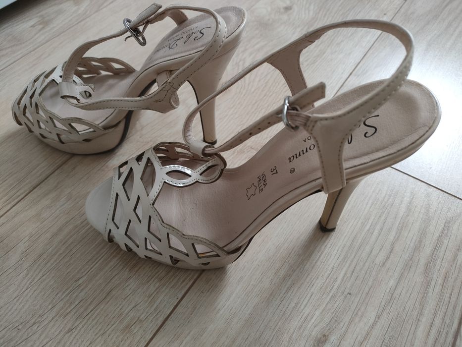 O pereche de sandale peep-toe din piele albă cu barete la gleznă, de l
