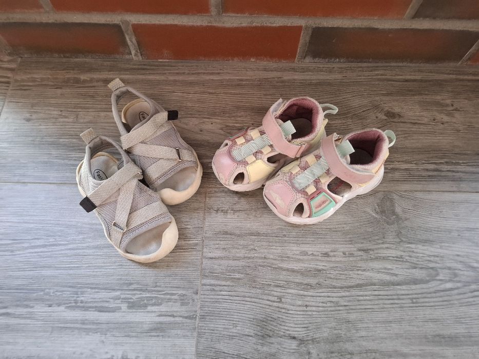 Продам 4 пары обуви для девочки