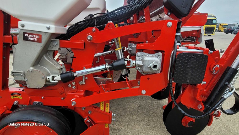 AGRIMAC - Semanatoare de porumb cu bazin 1300 l si Calculator