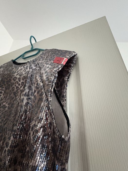 Top cu paiete și animal print Lefties