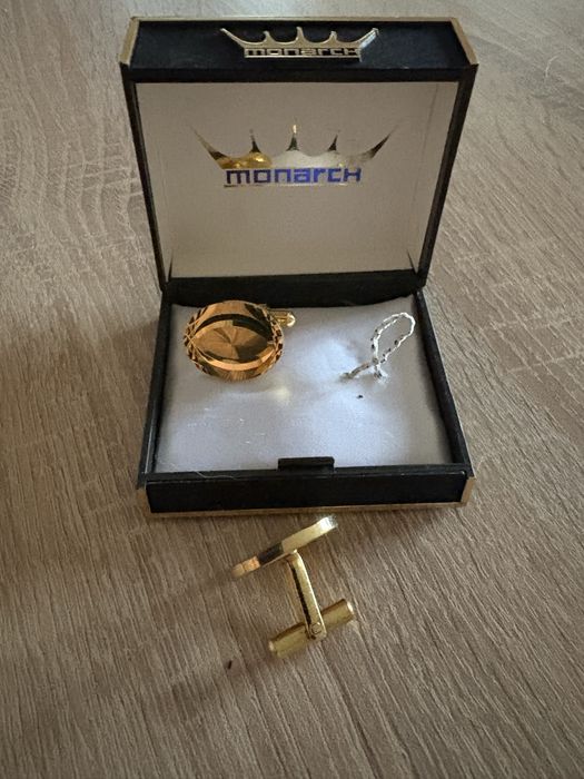 Оригинални бутониери “Монарх”