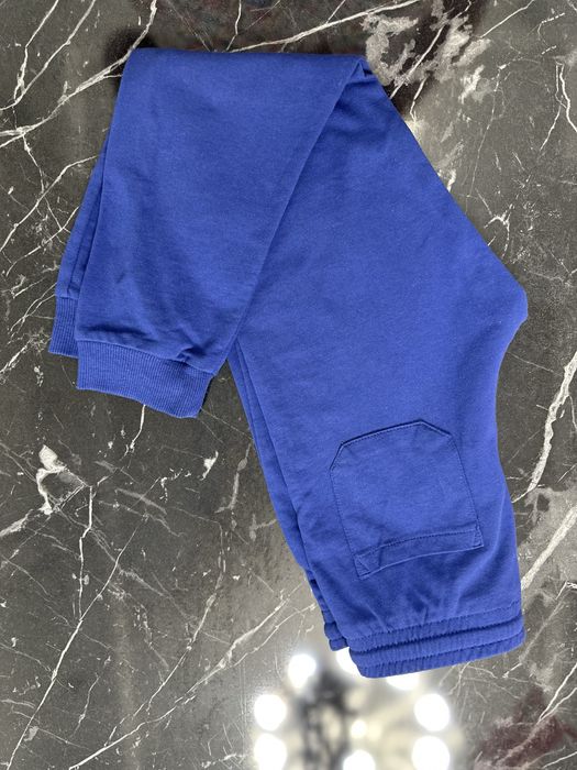 Трикотажные спортивные штаны на резинке со шнурком.