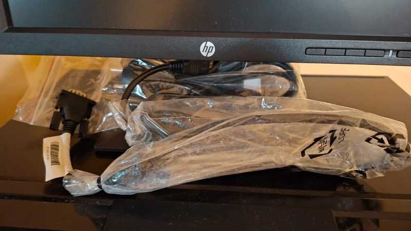 Monitor Hp 17" model HP P174 nou