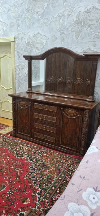 Спальный гарнитур сотилади.