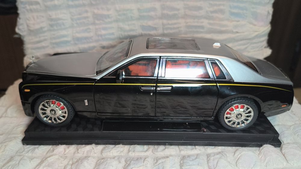 Метална кола Rolls Royce Phantom,1:18 , чисто нова