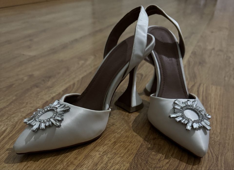 Продам платья и туфли