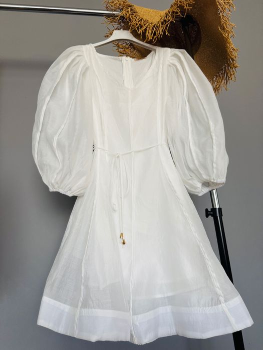 Бяла ефирна рокля с колан буфан ръкав