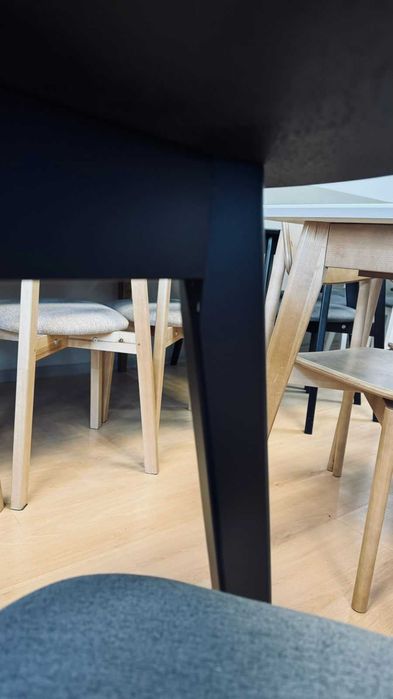 Деревянный стол с витрины