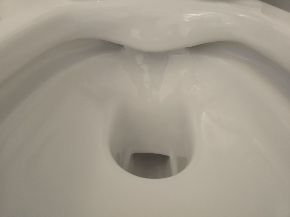 Фарфоровый неиспользованный унитаз Roca The Gap