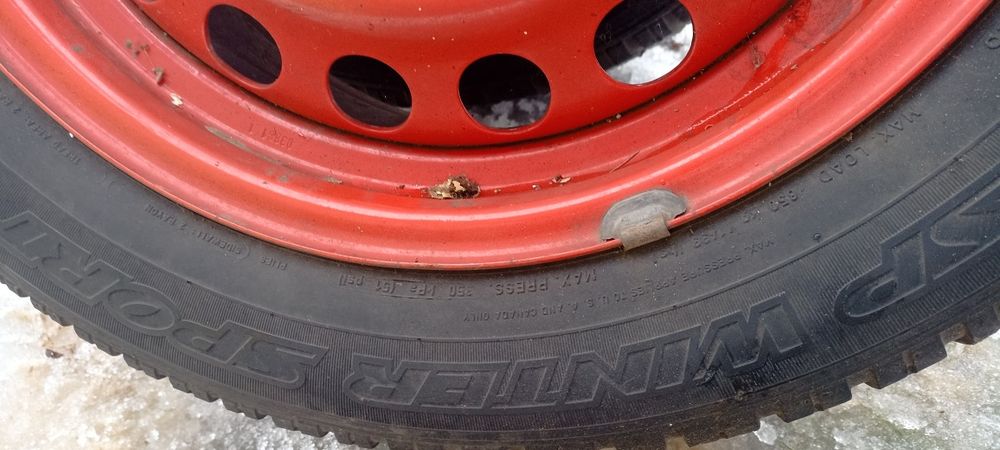 Vând 4 cauciucuri+jante iarnă 215/55 R16  , M+S , 2 Dunlop,2 Nokian.