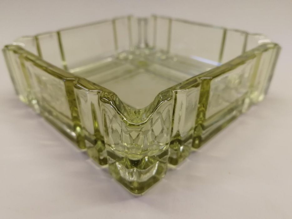 ПЕПЕЛНИК от оцветено пресовано стъкло от социализма