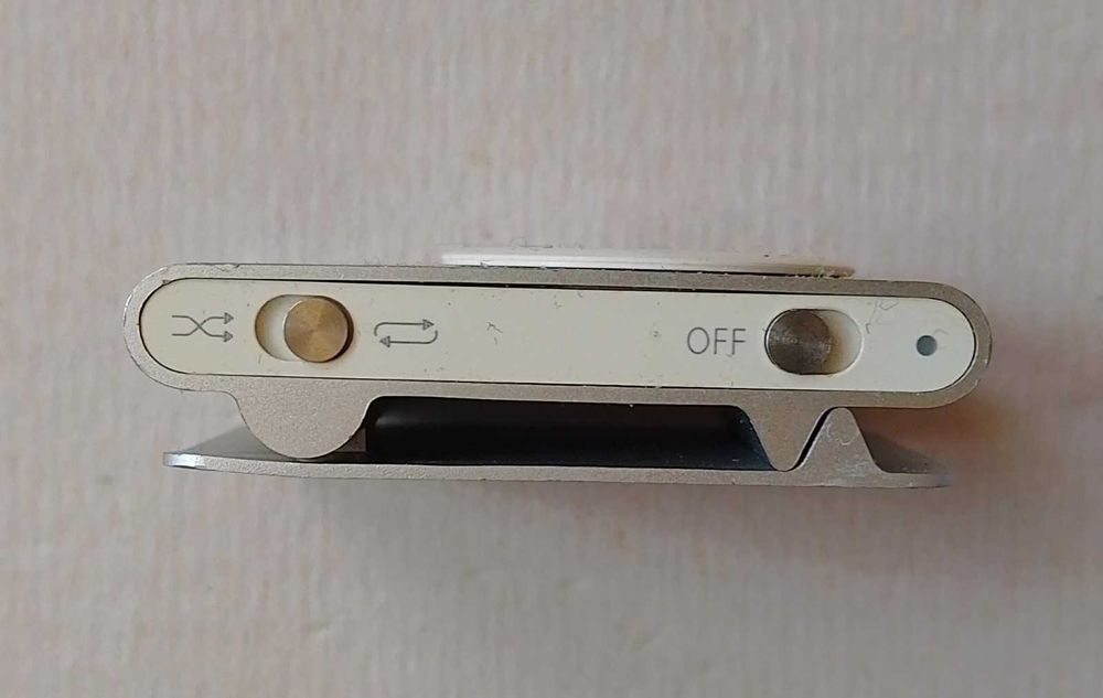 iPod shuffle 1GB със зареждаща станция