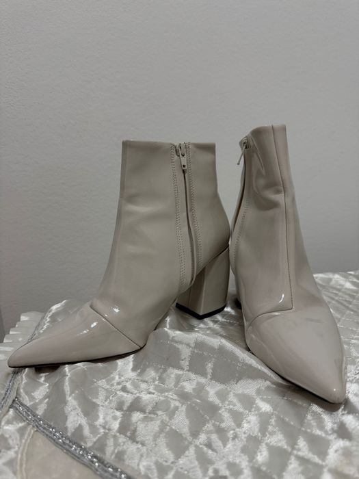 Елегантни дамски боти