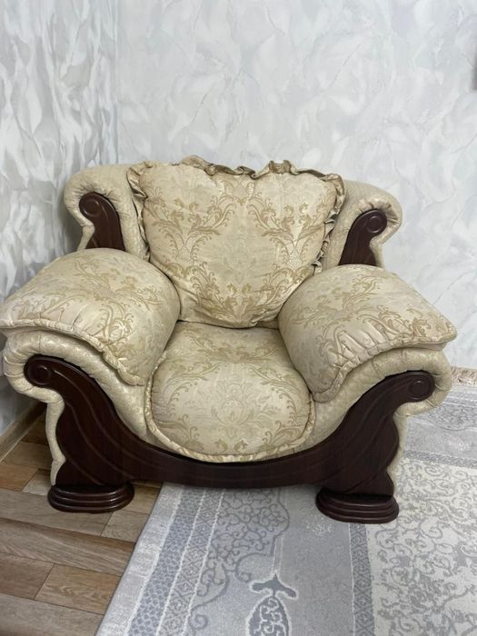 Продам диван  с двумя креслами