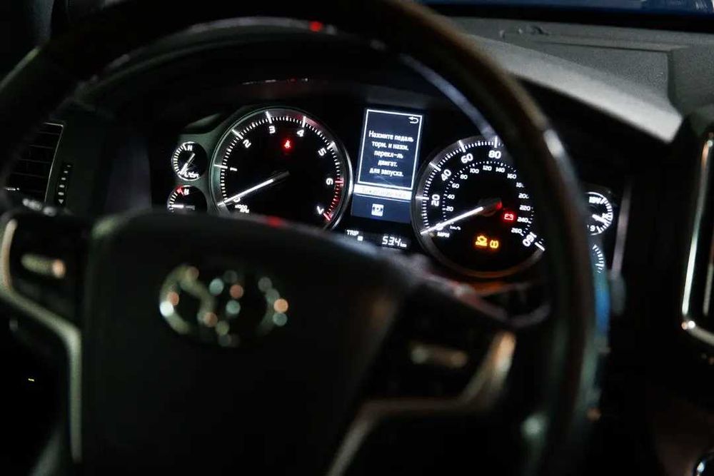 Toyota Land Cruiser 200, V8 - 5.7 L.