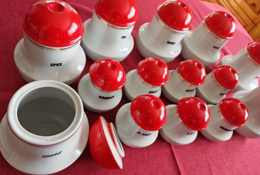 Порцеланови буркани за подправки