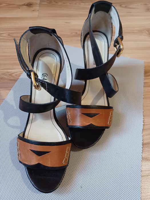 Дамски сандали на ток естествена кожа.