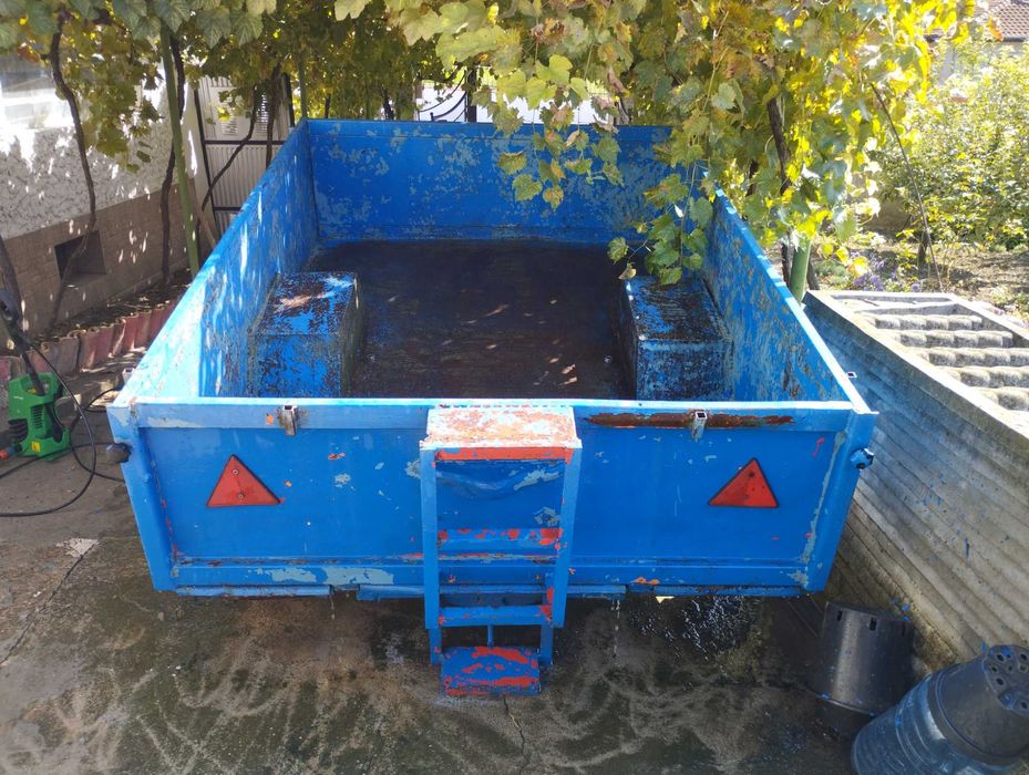 Трактор със оборудване и резервни части