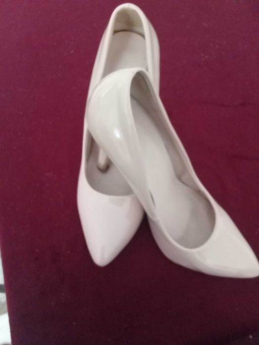 Лачени обувки на ток