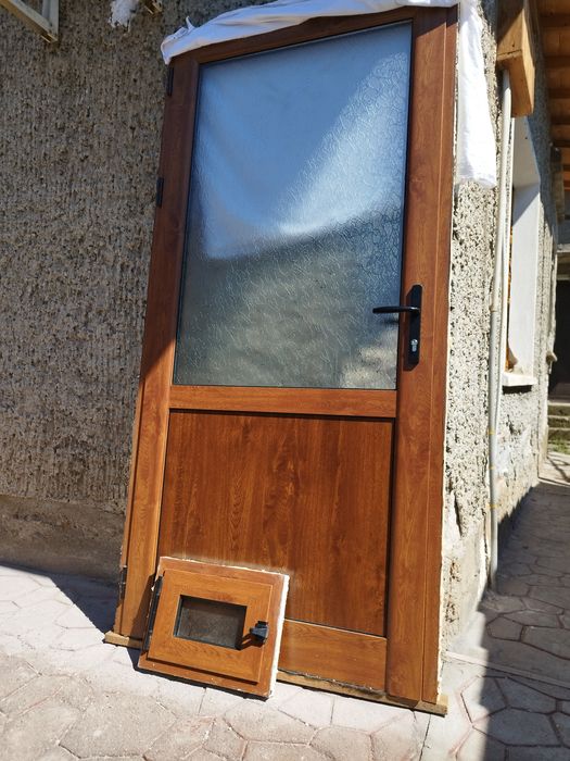 Алуминиева врата и прозорче за баня