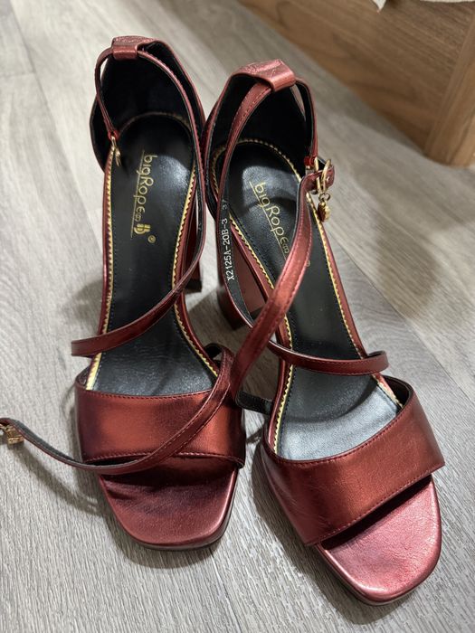 Босоножки на каблуке