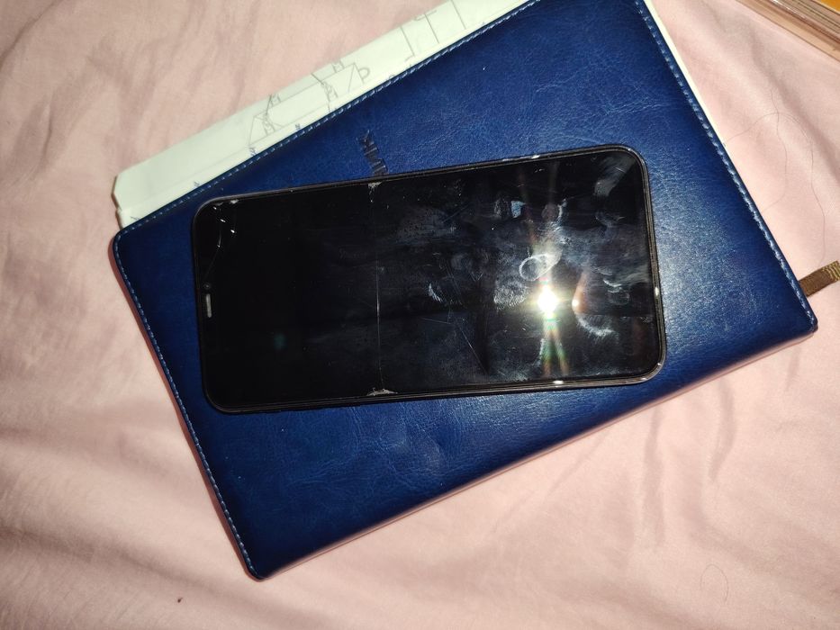 IPhone 11 pro Max 256 gb и honor x9c 256 gb