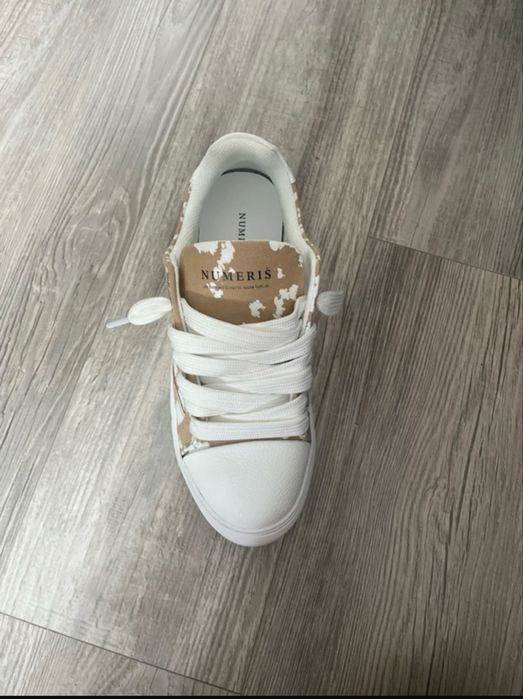 Numeris sneakers