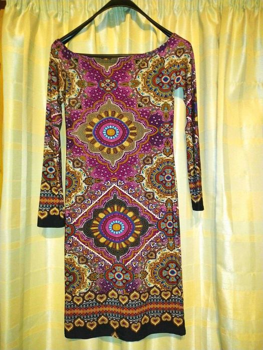 ЕЛЕГАНТНА ДАМСКА РОКЛЯ размер S Пролетна/открито рамо/лодка деколте