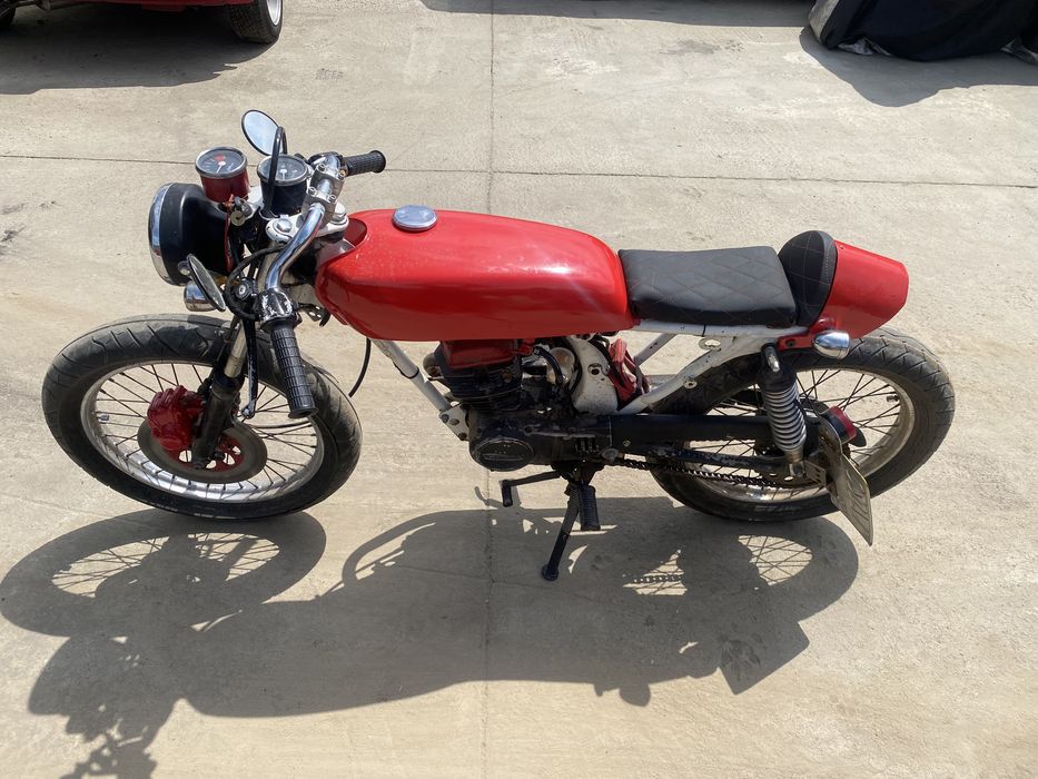 Motocicleta Honda CB50J CafeRacer