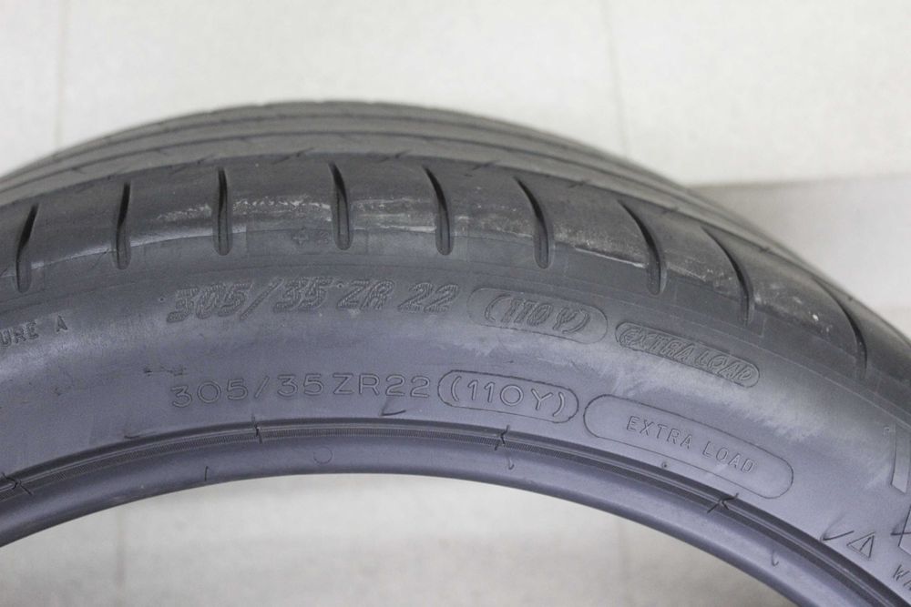 305/35-22 Michelin