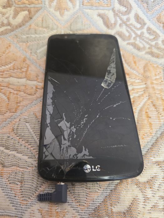 Продам нерабочий телефон смартфон. LG K10