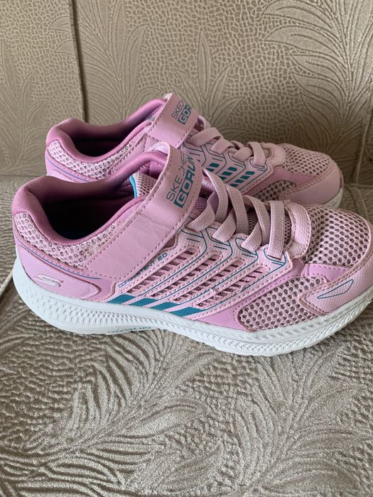 Продам детские  кросовки для девочки