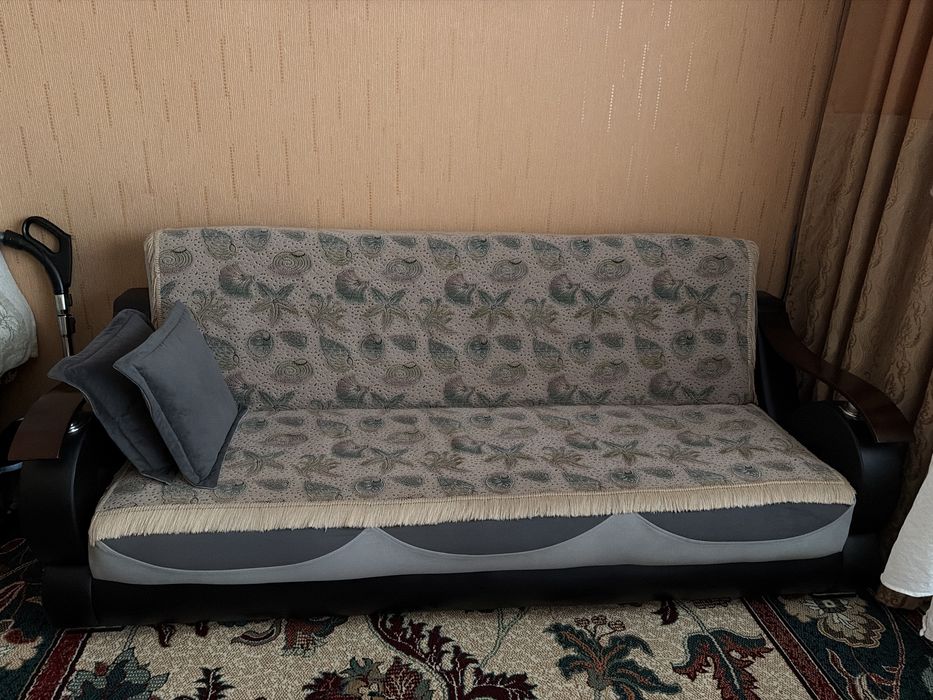 Продаётся диван с креслами и журнальным столиком