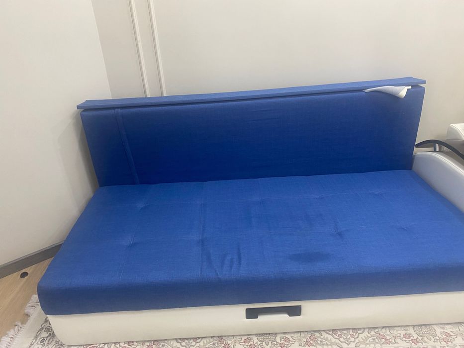 Диван синего цвета