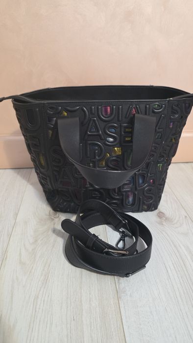 Vand geanta desigual ,