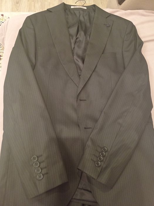 Продам костюмы мужские.