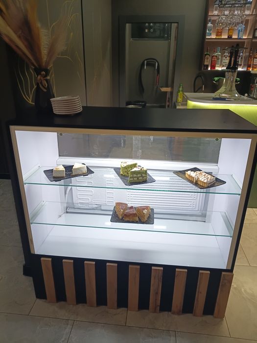 Срочно продам десертный холодильник