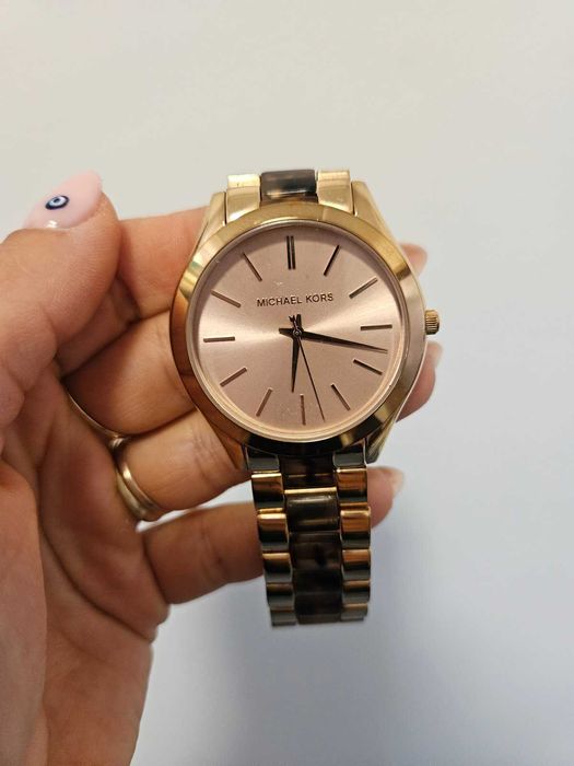 Michael Kors , Tommy Hilfiger, Fossil & DKNY